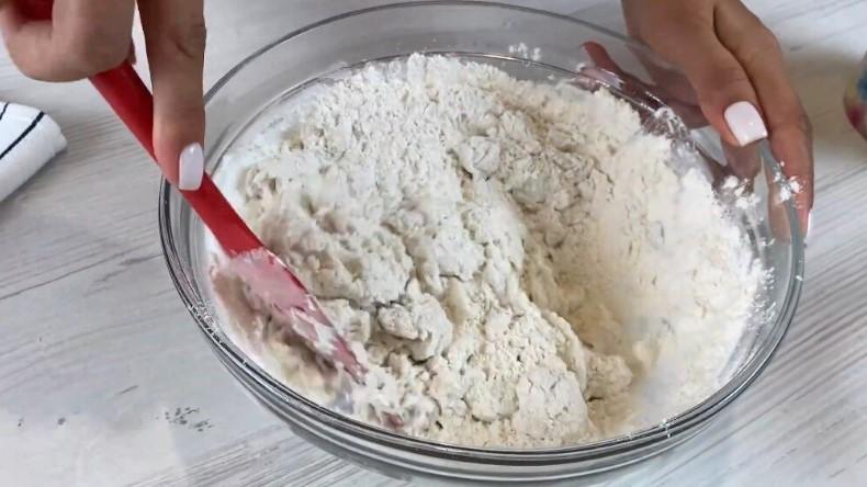 Лише борошно і вода, а так смачно: прості повітряні коржики на сковороді
