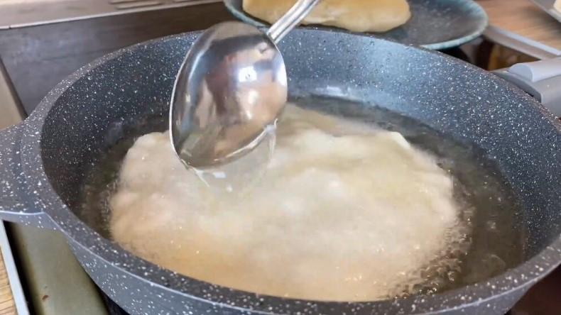 Лише борошно і вода, а так смачно: прості повітряні коржики на сковороді