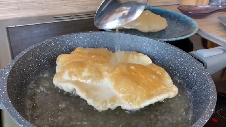 Лише борошно і вода, а так смачно: прості повітряні коржики на сковороді