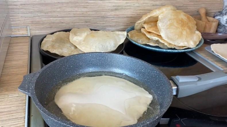 Лише борошно і вода, а так смачно: прості повітряні коржики на сковороді