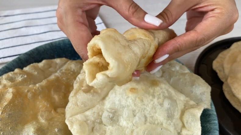 Лише борошно і вода, а так смачно: прості повітряні коржики на сковороді
