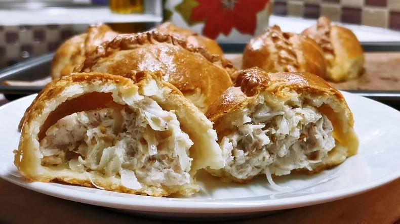 Пиріжки у мене соковиті, начинки багато, а тісто без дріжджів. Замішую на сметані