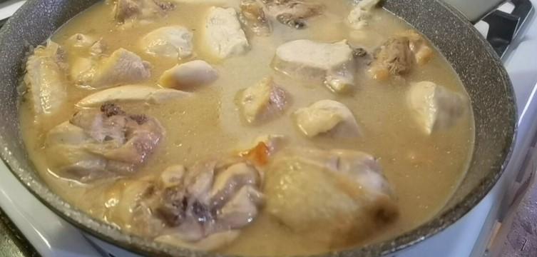 Мене часто просять приготувати курку саме у такому соусі. Виходить неймовірно смачно