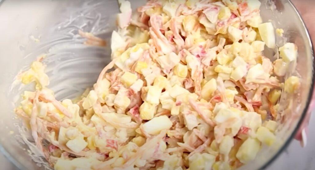 «Морський каприз», найшвидший салат із крабовими паличками