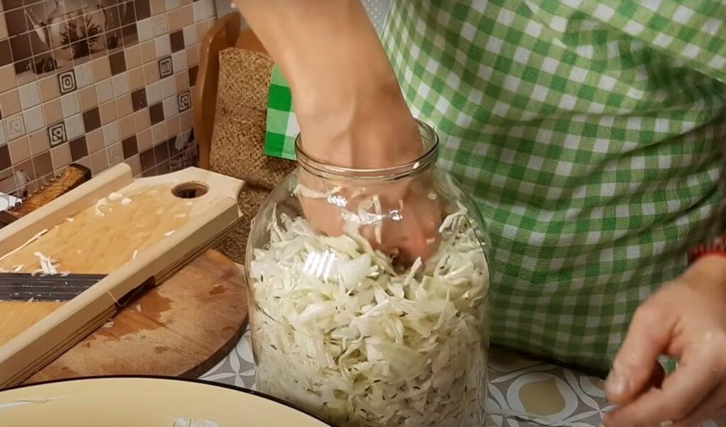 Справжня квашена капуста в банках: хрумка та смачна