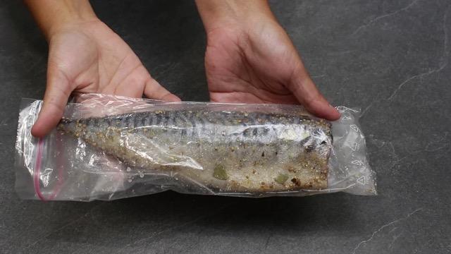 Солю скумбрію прямо в пакеті: ніякої води та брудного посуду, просто, швидко та смачно
