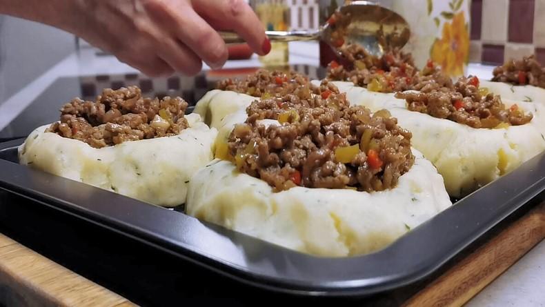 Заклала фарш у картоплю по окремих порціях і запікала у соусі. Як я готую смачну вечерю в духовці