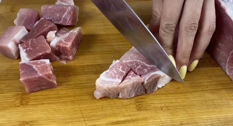 Ароматна картопля з м'ясом по-сільськи: найситніша вечеря