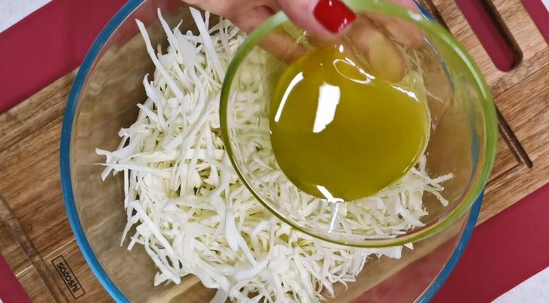 Німецький салат із капусти та картоплі з домашнім соусом