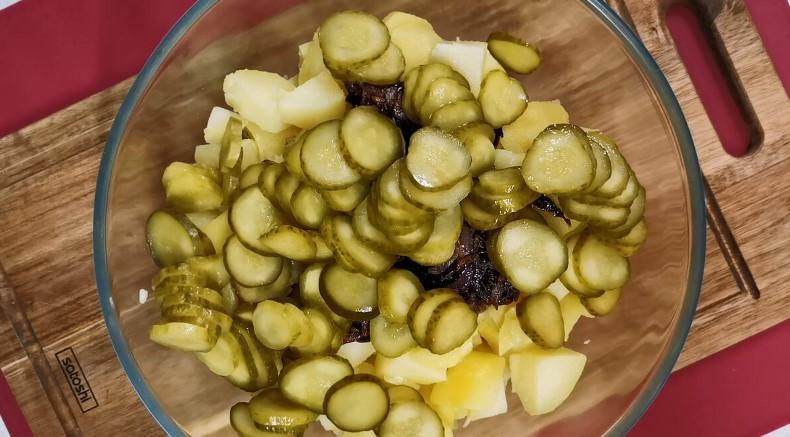 Німецький салат із капусти та картоплі з домашнім соусом
