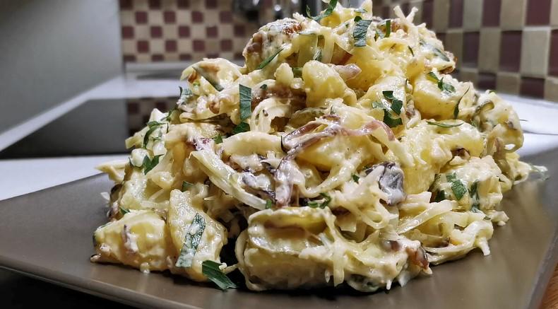 Німецький салат із капусти та картоплі з домашнім соусом