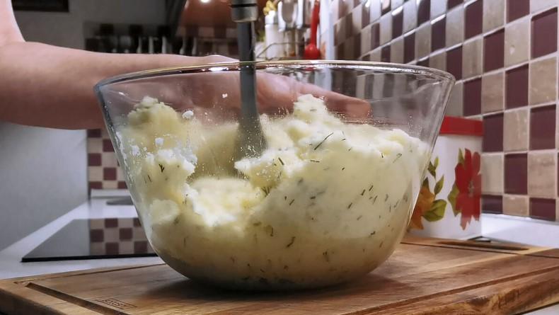 Заклала фарш у картоплю по окремих порціях і запікала у соусі. Як я готую смачну вечерю в духовці