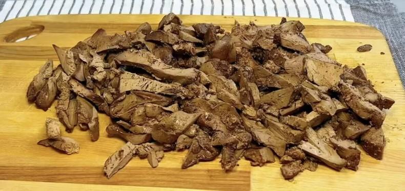 Всього 4 інгредієнти, але як смачно: готую печінковий салат