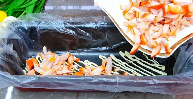 Багатошаровий салат з копченою куркою в картопляній шубі. Яка цікава подача