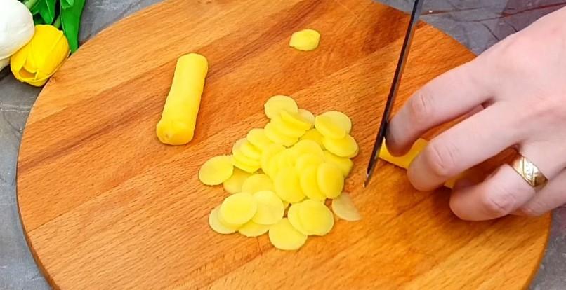 Багатошаровий салат з копченою куркою в картопляній шубі. Яка цікава подача