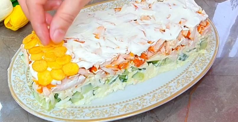 Багатошаровий салат з копченою куркою в картопляній шубі. Яка цікава подача