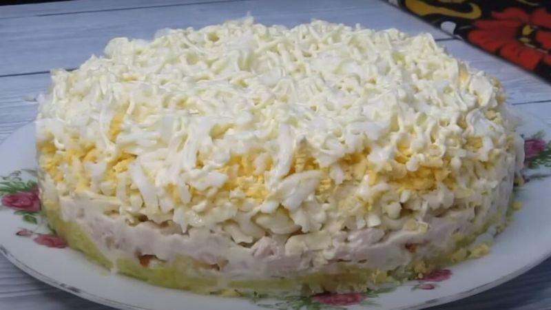 Ніжний та ситний салат з м'яким смаком. Один із улюблених, хоча їх уже багато