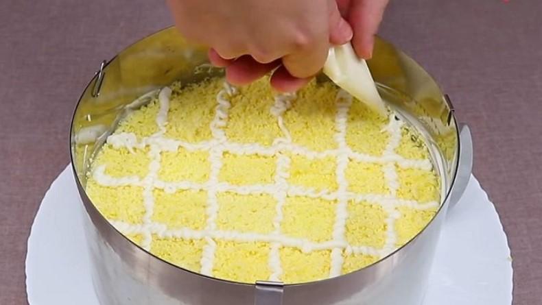 Багатошаровий салат з ківі та куркою