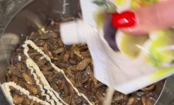 Салат з курки, огірка, цибулі, грибів печериць та яєць