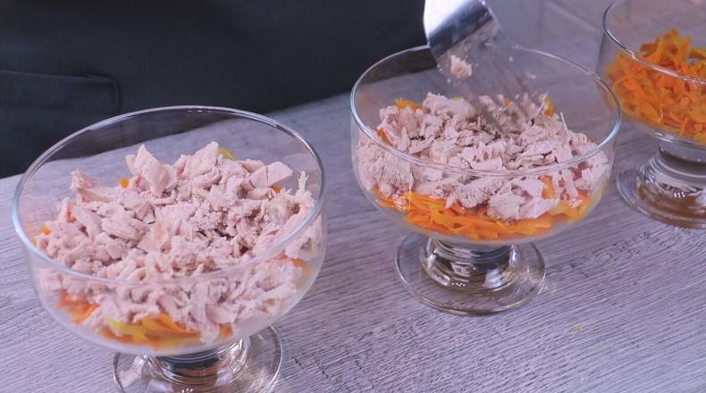М'ясний салат у креманках на святковий стіл