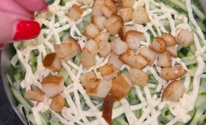 Салат з курки, огірка, цибулі, грибів печериць та яєць