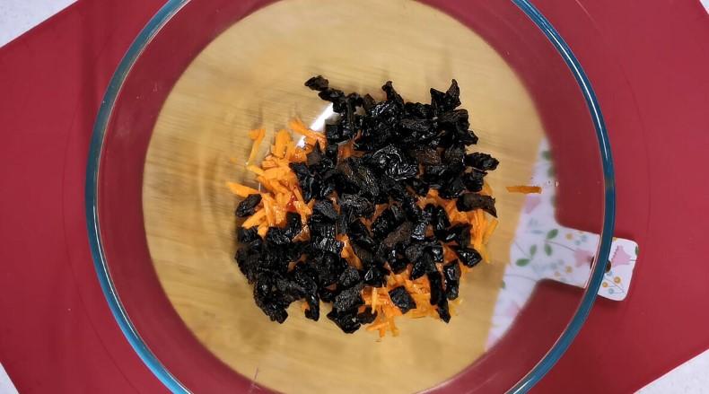 Готую цей салат на святковий стіл. Рецепт з куркою, чорносливом та корейською морквою