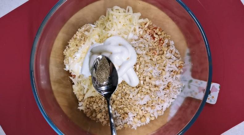 Готую цей салат на святковий стіл. Рецепт з куркою, чорносливом та корейською морквою