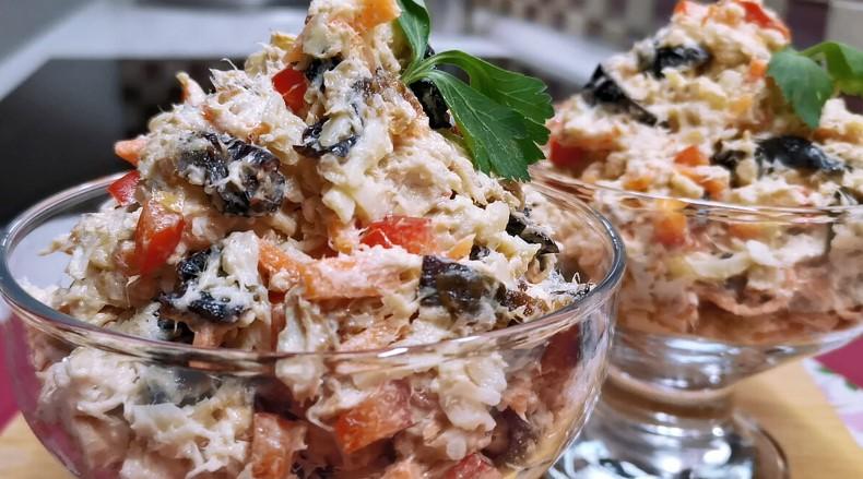 Готую цей салат на святковий стіл. Рецепт з куркою, чорносливом та корейською морквою