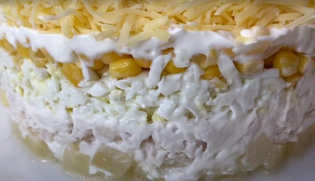 Салат з курячою грудкою та ананасами