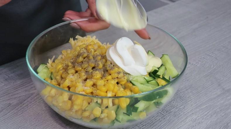 Салат з кальмарами та крабовими паличками