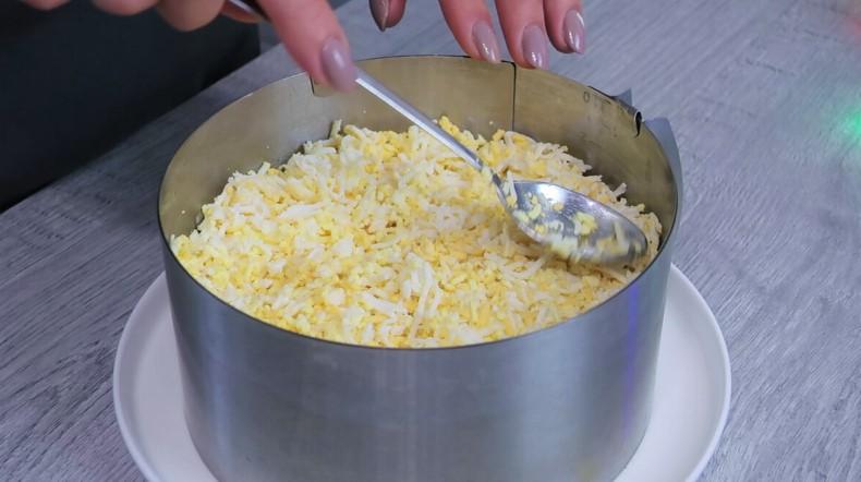 Салат з кальмарами та крабовими паличками