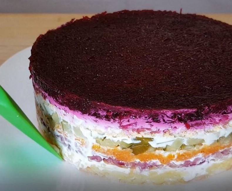 Красивий та смачний овочевий салат на святковий стіл