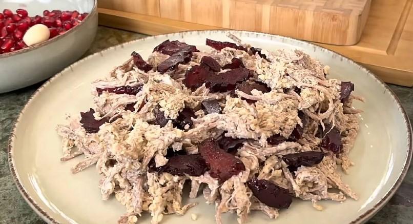 Новорічний м'ясний салат з горіхами. Дуже смачний