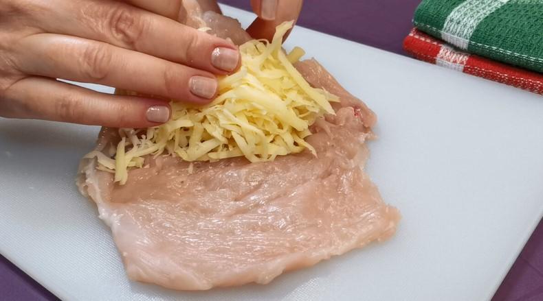 Відбиваю, загортаю та заливаю соусом. Грудка виходить ніжна як масло, а соусом поливаю гарнір