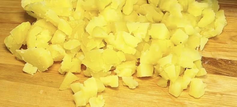 Усього з 4х продуктів: ніжний салат на Новий рік 2024