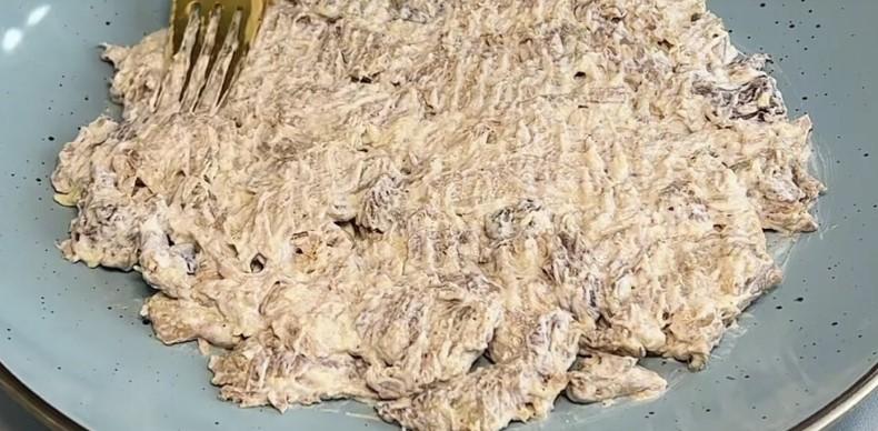 Змітають першим зі святкового столу: легкий салат із незвичайними інгредієнтами