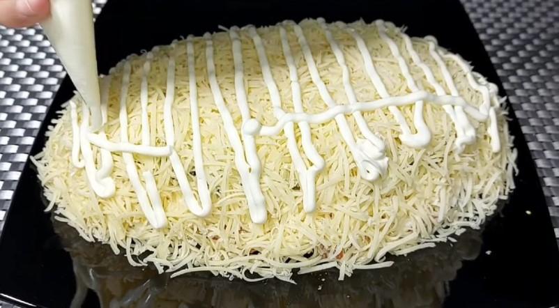 Апетитний багатошаровий салат з копченою куркою та чорносливом