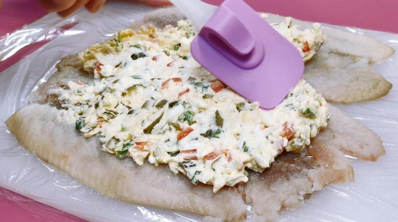 Готую святкову закуску. Гарні оселедцеві рулети