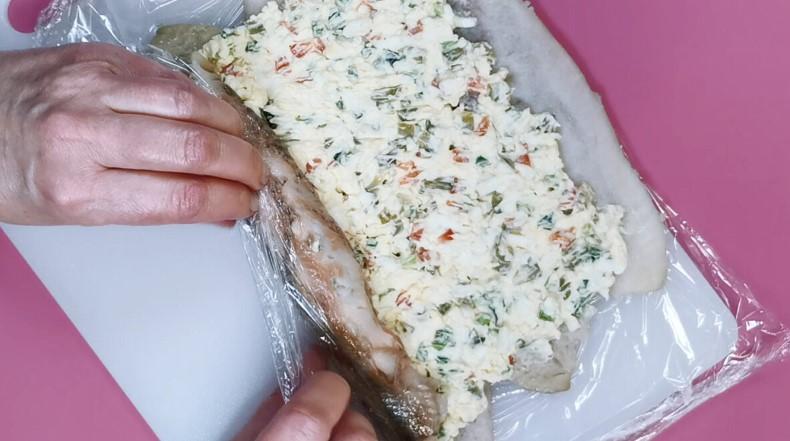 Готую святкову закуску. Гарні оселедцеві рулети