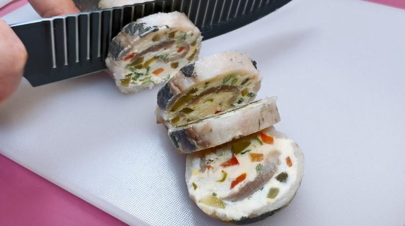 Готую святкову закуску. Гарні оселедцеві рулети