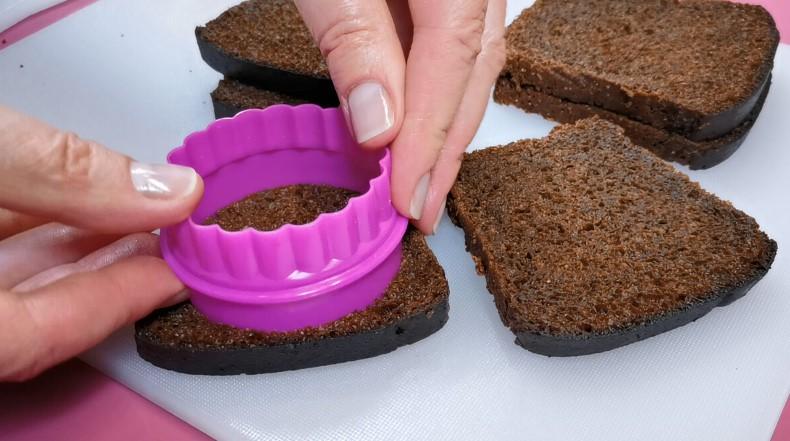 Готую святкову закуску. Гарні оселедцеві рулети