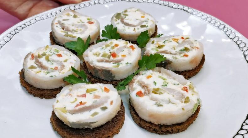 Готую святкову закуску. Гарні оселедцеві рулети
