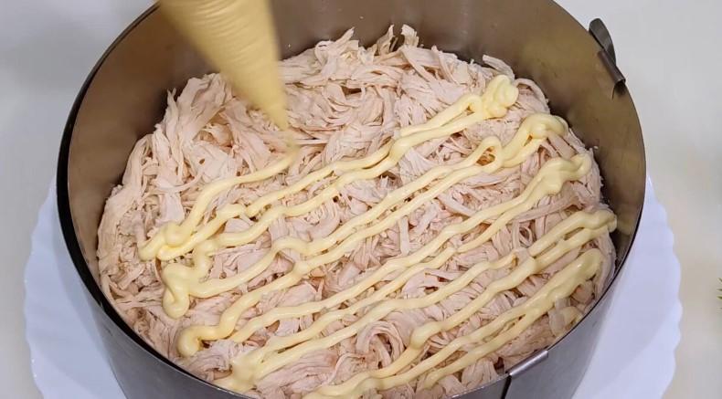 Салат "лебединий пух" із простих продуктів на святковий стіл