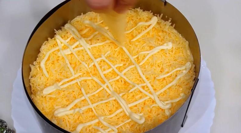 Салат "лебединий пух" із простих продуктів на святковий стіл