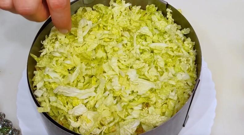Салат "лебединий пух" із простих продуктів на святковий стіл