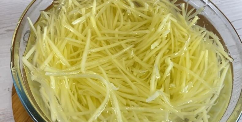 Смачний салат зі звичайної картоплі та м'яса