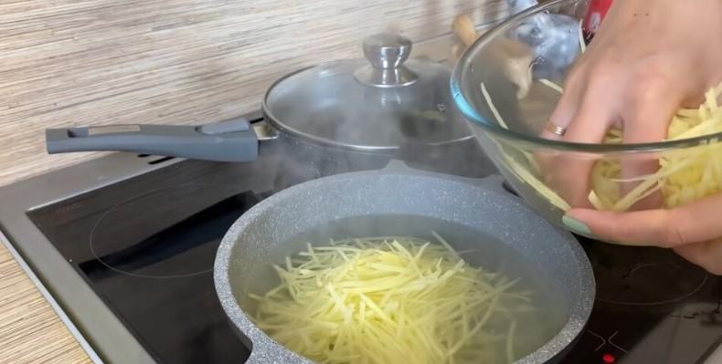 Смачний салат зі звичайної картоплі та м'яса