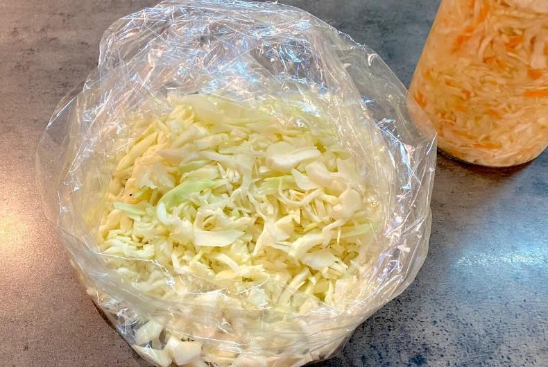 Курка з капустою: продукти в рукав і в духовку. Виходить дуже смачно