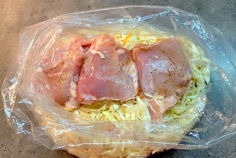 Курка з капустою: продукти в рукав і в духовку. Виходить дуже смачно