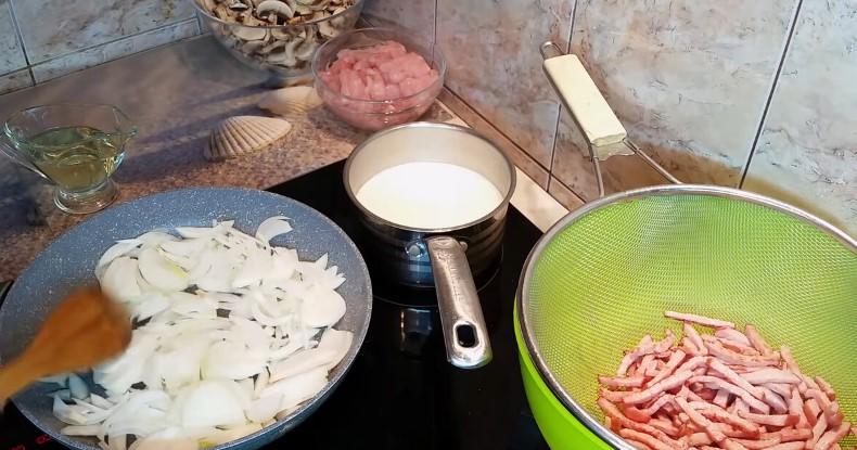 Класичний французький жульєн з куркою та грибами